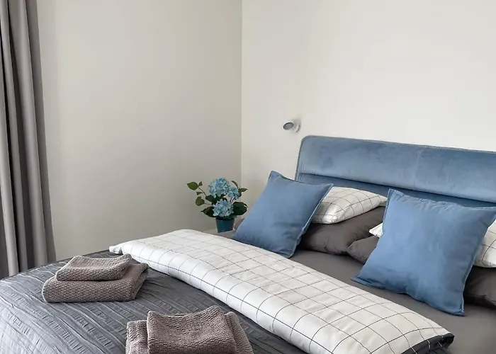 Mega Lux Z Basenem & *